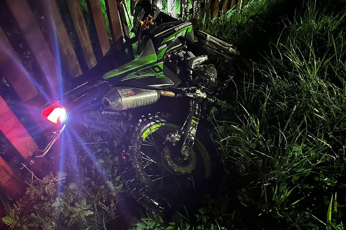 Нетрезвый мотоциклист врезался в дорожный знак и съехал в кювет в Тверской области