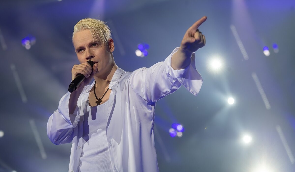 Певица из Латвии перепела песню SHAMAN Встанем