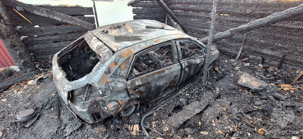 Неосторожный житель Советского района спалил свою машину и гараж
